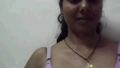 चुलबुली शरारती लड़की masturbates के बाद एमेच्योर स्ट्रिपटीज़ पर हिंदी में सेक्सी मूवी फिल्म सोफे