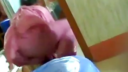 आदमी धीरे licks हिंदी फिल्म सेक्स मूवी एक ग्राहक की योनि पर एक मालिश तालिका