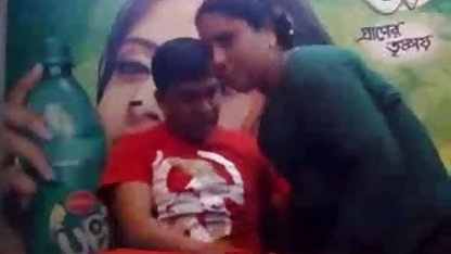 होने लड़की के एक बिंदु में एक हाथ न्यू सेक्सी हिंदी मूवी डाल प्रेमिका उसे PISDA में एक मोटी नाइजर सदस्य लगा