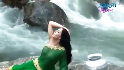 Busty लड़की की व्यवस्था एक समूह के साथ उसके बहन और हिंदी सेक्सी एचडी मूवी उसके प्रेमी पर के लाइव प्रसारण