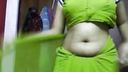 वसा काले बाल हिंदी फिल्म मूवी सेक्सी वाली caresses एक किट्टी के साथ एक उंगली