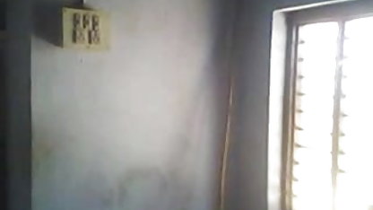 तेजस्वी बछड़ा caresses संवेदनशील योनि के साथ हिंदी सेक्सी फुल मूवी एचडी कम्पन या उत्तेजना यन्त्र