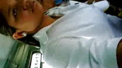 युवा सेक्सी पिक्चर हिंदी फुल मूवी लड़की caresses स्तनों और होंठ योनि