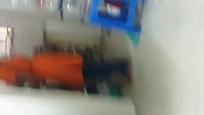 गोल-मटोल crested लड़का masturbates फुल हद में सेक्सी मूवी पर एक उत्सव दिन