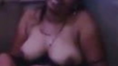 रेट्रो महिला सगाई में एक सेक्स के साथ एक सेक्स फिल्म हिंदी मूवी dildo में के पूल