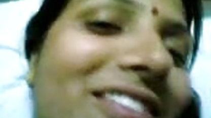 एक नाव पर पड़ा एक पत्र के साथ सुडौल सेक्सी मूवी एचडी सौंदर्य masturbates