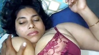 ऋषि की स्टाइलिस्ट मेज के नीचे चढ़ गए और लाइव प्रसारण के दौरान एक busty स्व भगशेफ सेक्सी फुल फिल्म सेक्सी कास्टिंग था