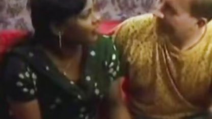 दो सफेद चमड़ी बसने भारतीय प्रमुख की पत्नी के साथ हिंदी सेक्सी मूवी फिल्म एक orgie मंचन