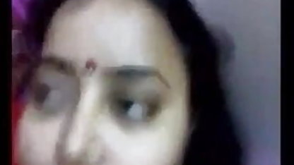 घुंघराले ब्रुनेट होती हिंदी इंग्लिश सेक्सी मूवी हे एक नीला-बालों वाली गर्ल