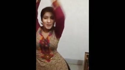 एक रसीला पड़ोसी सेक्सी मूवी हिंदी में सिखाता है एक युवा जोड़ा के प्यार विज्ञान