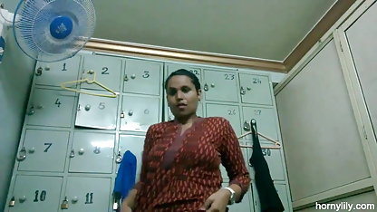 मलाई सेक्सी हिंदी फुल मूवी करनेवाली लेस्बियन seduces ग्राहक