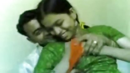 काले बाल वाली के साथ छोटे स्तनों है गुस्सा के साथ एक स्विंग में हिंदी सेक्स रोमांटिक मूवी एक कैंसर की मुद्रा