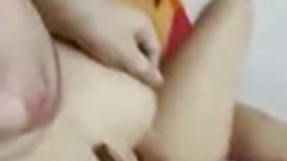 पतला छात्र masturbates में स्नान के साथ पानी से हिंदी सेक्सी मूवी दिखाओ के तहत के शॉवर