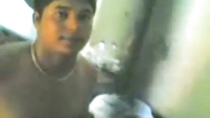 खाल मूवी एचडी सेक्सी उधेड़नेवाला कपड़े और masturbates के लिए एक गार्ड